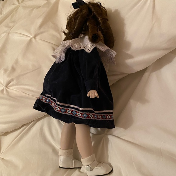 Bundle of 2 Vintage Brinn’s Porcelain Dolls - Picture 16 of 16